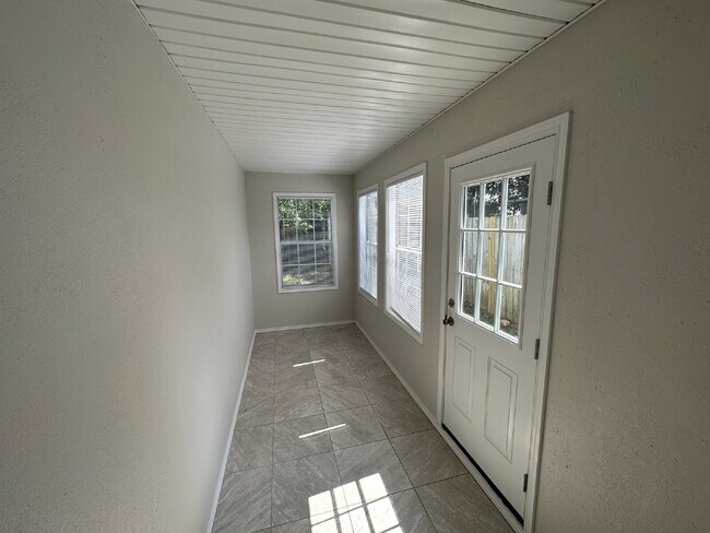 Building Photo - 1306 Cresent St