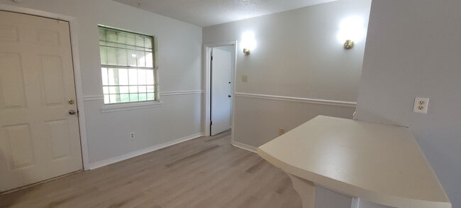 Building Photo - Gorgeous 3 bedroom/1.5 bath home with cove...