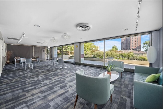 Building Photo - 4343 N Clarendon Ave