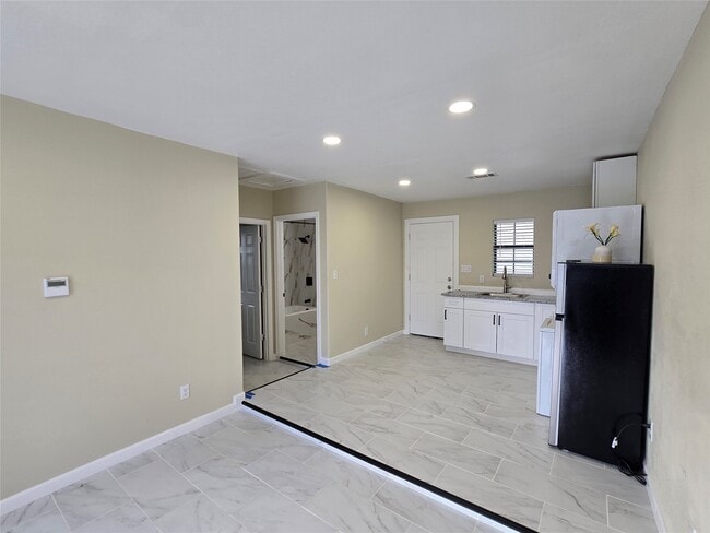 Building Photo - 8703 Berndale St