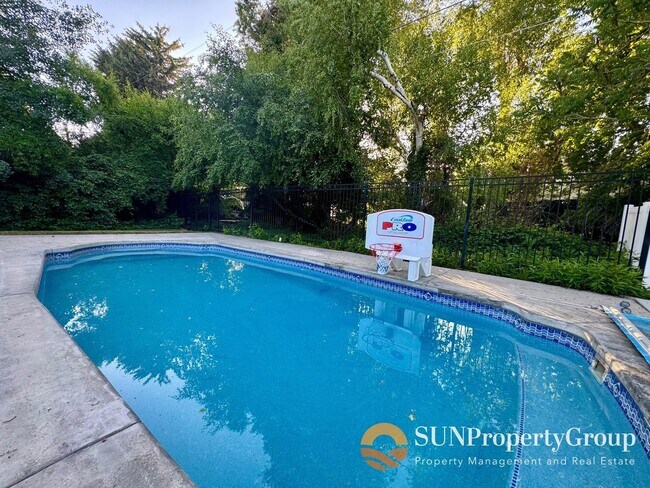 Building Photo - Stunning Remodeled Home in Desirable Cottonwood Heights!