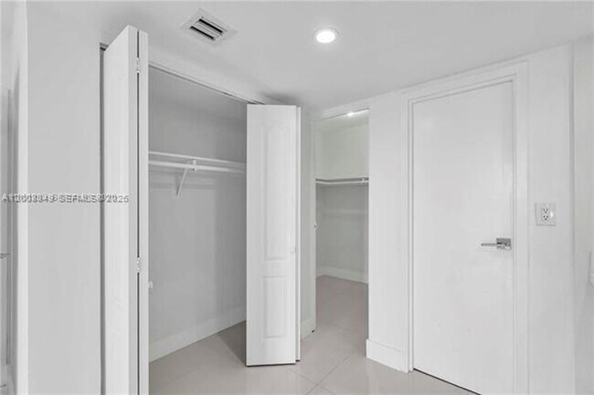 Building Photo - 100 Bayview Dr