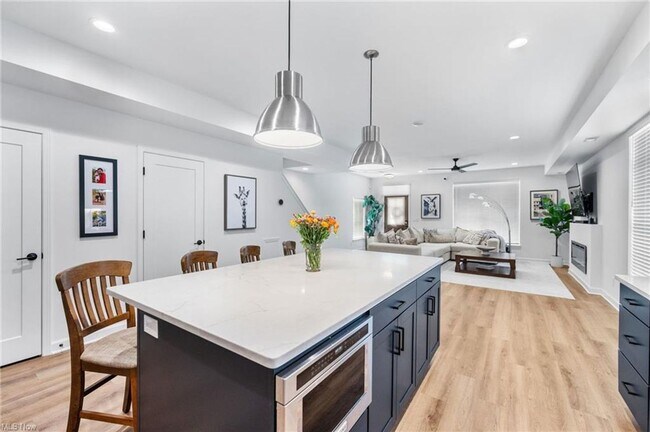 Building Photo - Modern and Luxurious 3 Bedrooms / 2.5 Bathrooms