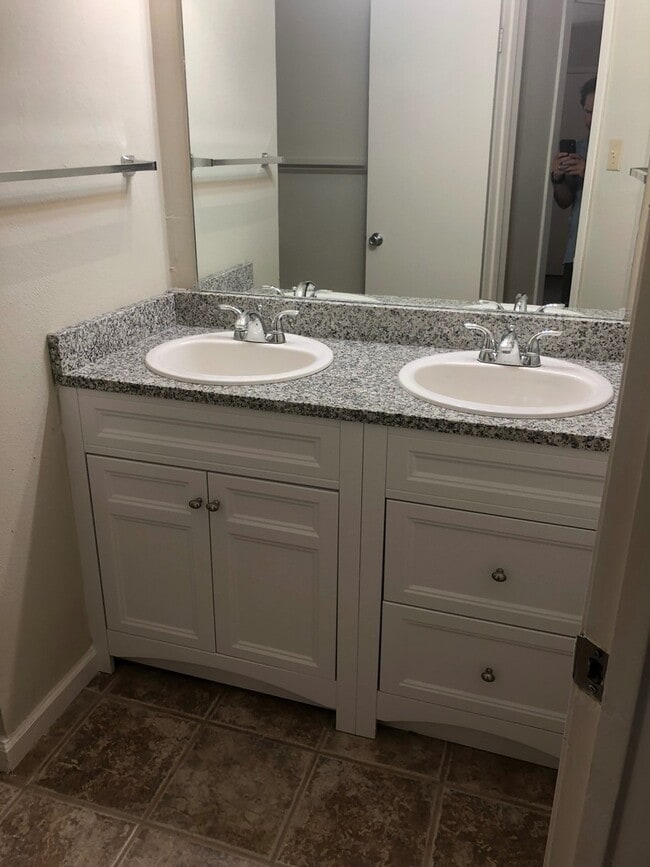 Building Photo - August Prelease : Hyde Park 2 bed/1 bath Condo, New Paint and Updated Bathroom!