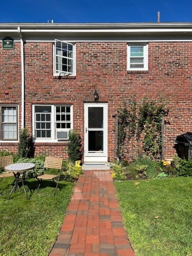 Building Photo - Spacious 2BR/1.5BA Townhouse Available February 1st!!  Great West End Location!!