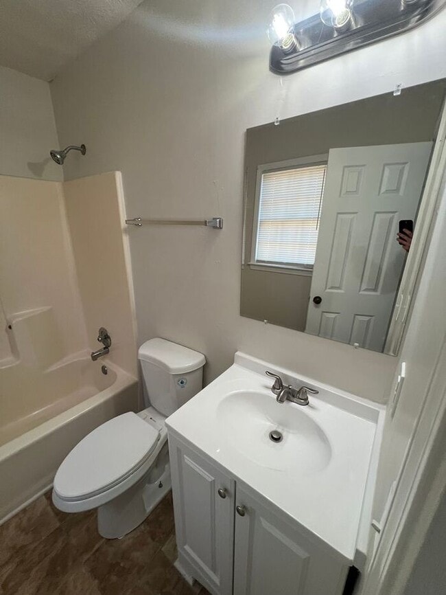 Building Photo - FINALLY A 2 BEDROOM 2.5 BATH IN LAWRENCEVILLE!