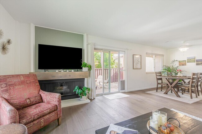 Building Photo - Freshly Renovated, End Unit Town-House Ava...