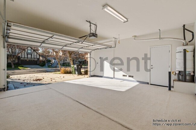 Building Photo - 155 E Heritage Dr