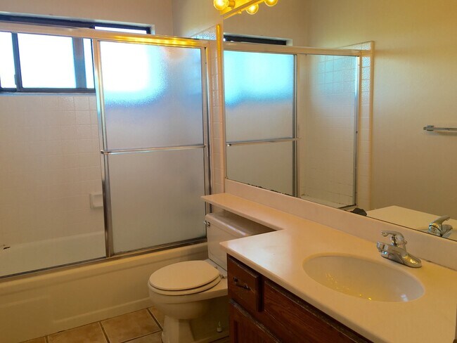 Building Photo - Large 3 bedroom, 2 bathroom condo with ama...