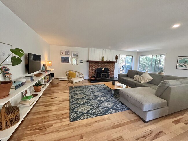 Building Photo - Fully Furnished Home for Lease Near Hospit...