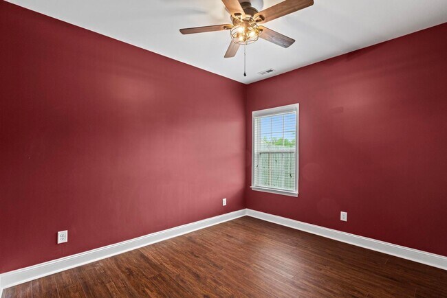 Building Photo - 3 bedroom Ranch Available Now!