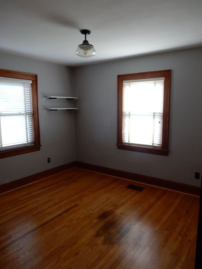 Building Photo - 3 BR home with fantastic location in the h...
