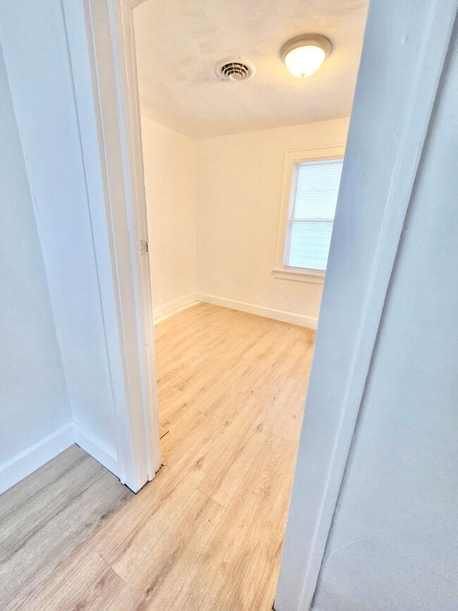 Building Photo - ***RENT READY~4 Bed RENOVATED 2 story house/w/ downstairs bedroom/Granite countertops