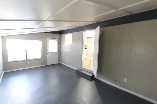 Building Photo - New On The Market!  3 Bedroom 1 Bath + Large Den.  Get to it Fast!!