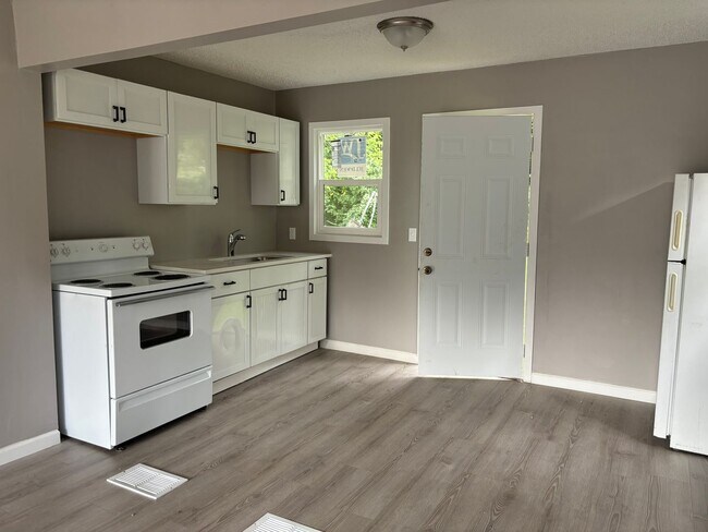 Building Photo - 4 Bed 2 Bath Home with Garage Near Swope PKWY Available NOW!