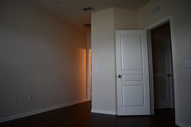 Building Photo - Gardens of Bridgehampton - 3 Bed - 3 Bath - Hardwood Laminate Floors