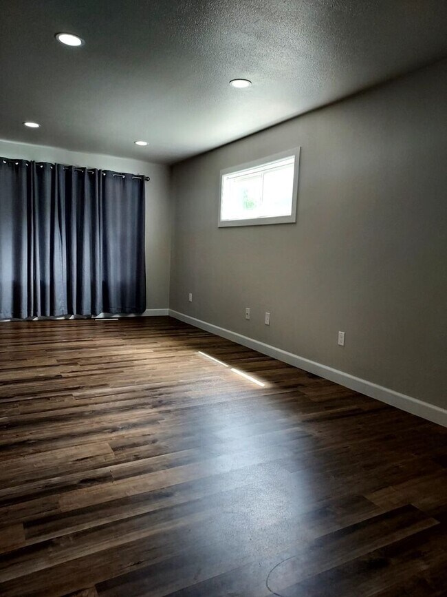 Building Photo - 2 Story Remodeled Single-Family Home in Po...