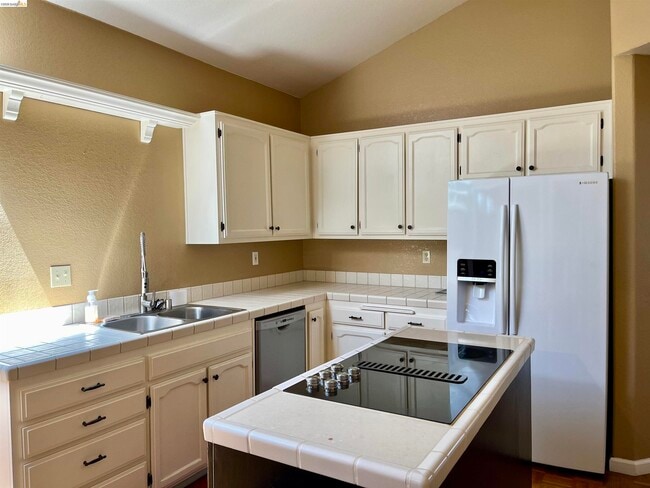 Building Photo - 2420 Wayfarer Ct