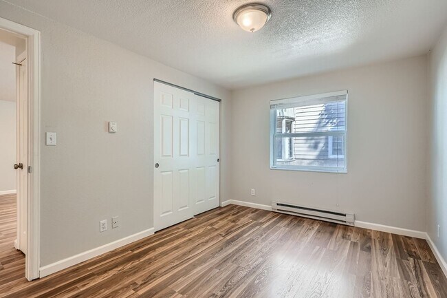Building Photo - Newly Updated 2 Bedroom Condo- Move in Nov...