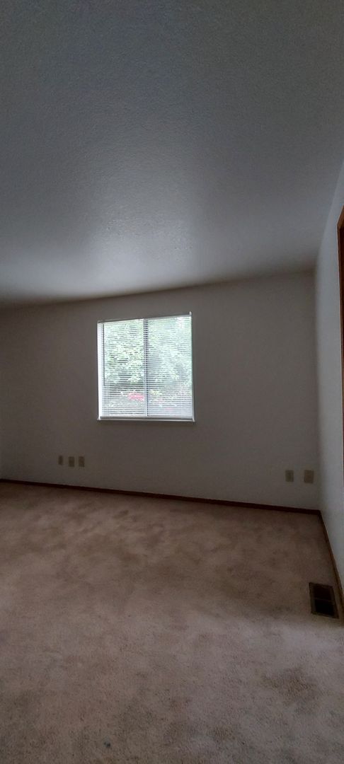 Building Photo - Auburn retro rambler home - 3 bedrooms and...