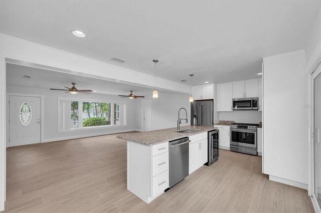 Building Photo - 907 Narcissus Ave