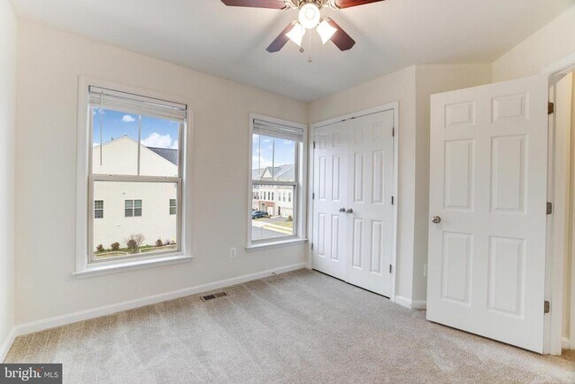 Building Photo - 42639 Chisholm Dr