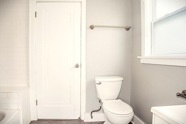 Building Photo - SEE IT NOW: Charming Updated Home in a Quiet Kansas City Neighborhood!