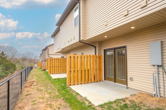 Building Photo - Lovely Townhome in Antioch!