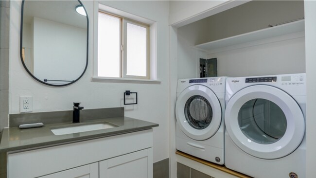 Building Photo - FURNISHED MONTH TO MONTH with 20x30 Storage!