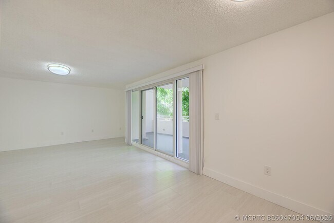 Building Photo - 2100 Brickell Ave