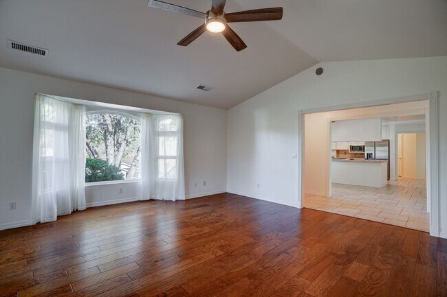 Building Photo - Extra spacious 3 bed 2 bath home in Kingsw...