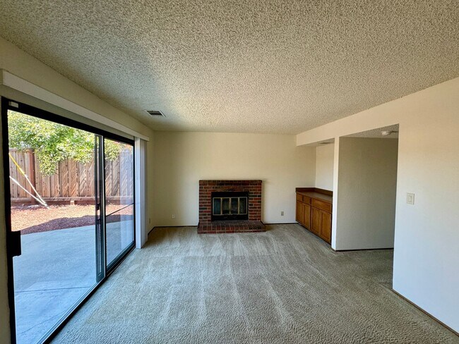 Building Photo - Spacious Home Located in the Desired Diabl...