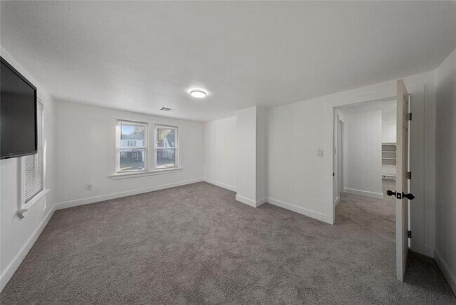 Building Photo - 2421 NW 18th St