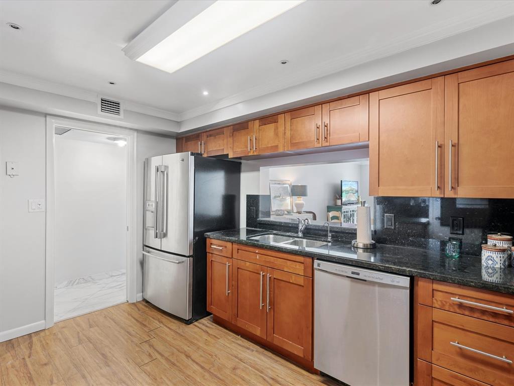 Building Photo - 1150 Hillsboro Mile