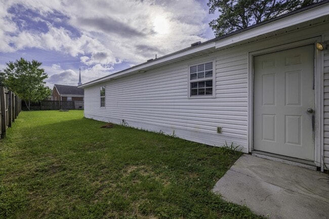 Building Photo - 3BR Home Near N. Marine Blvd with Fenced Backyard