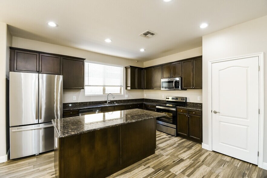 Building Photo - 1700 W Loemann Dr