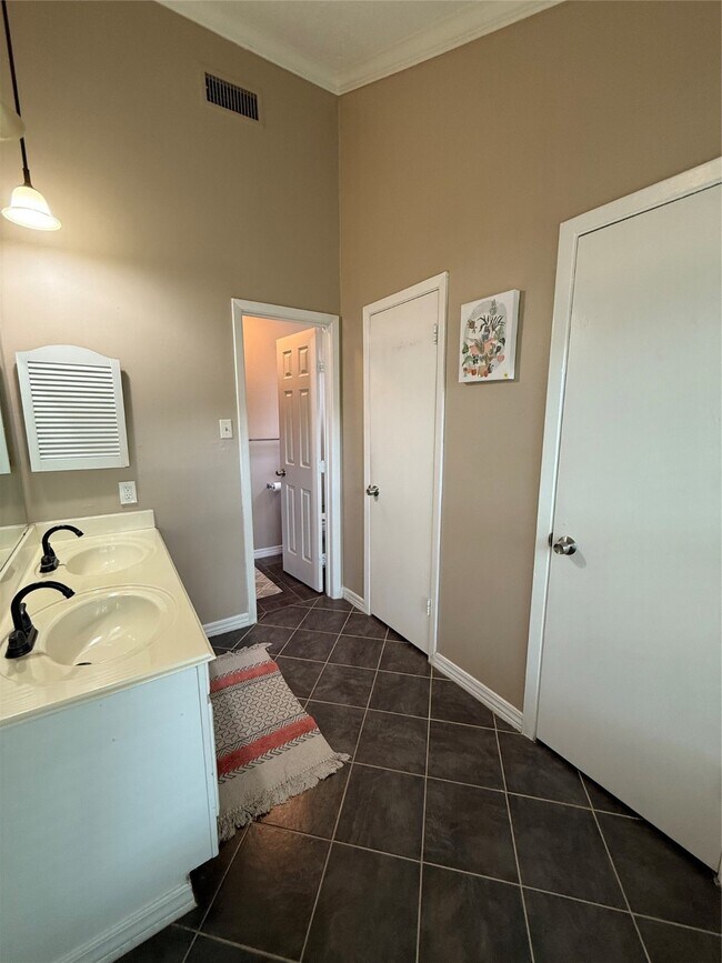 Building Photo - 15222 Flamingo Park