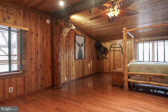 Building Photo - 371 Green Tree Dr