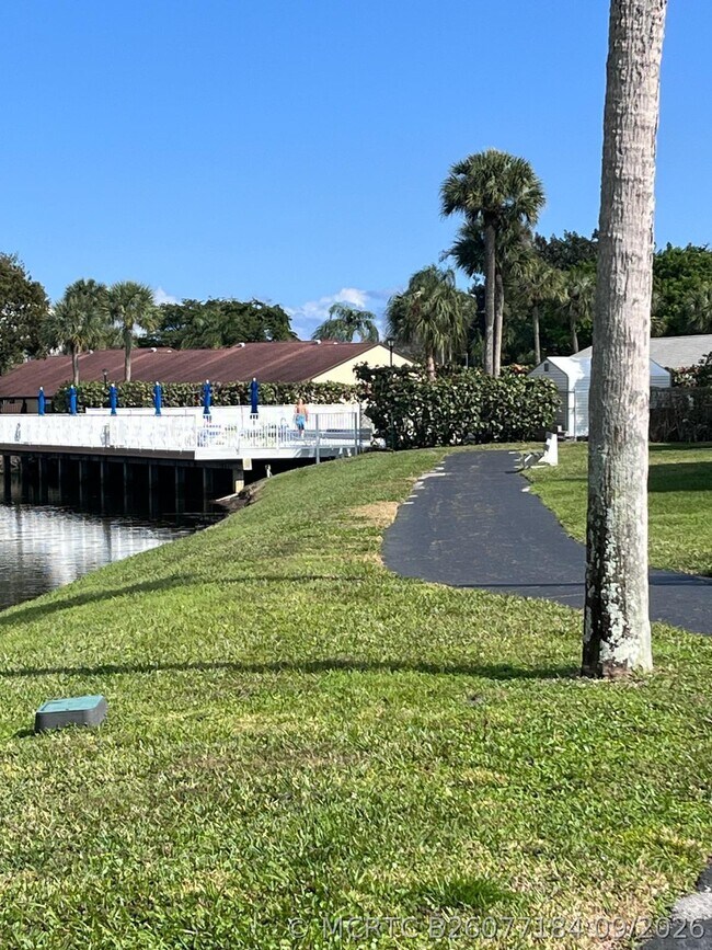 Building Photo - 1002 Green Pine Blvd