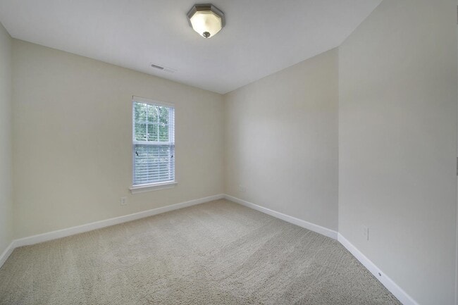 Building Photo - Lovely 3 Bed 2.5 Bath Townhome in Blakeny