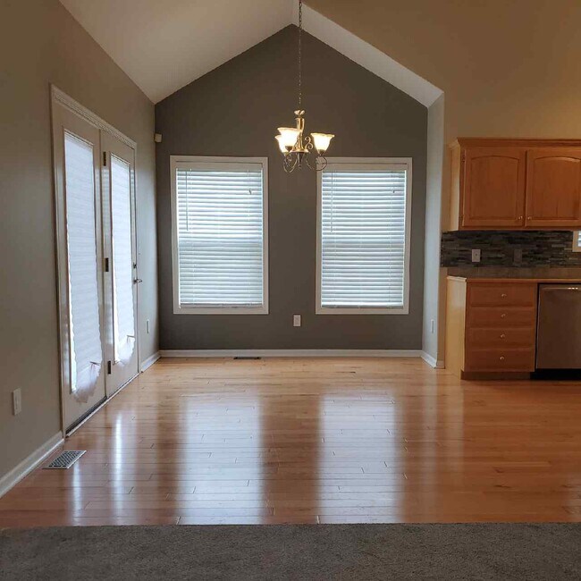 Building Photo - 449 Poplar St