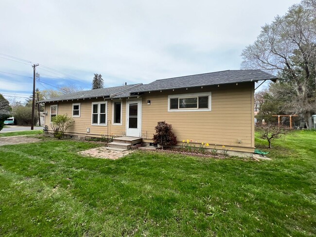 Building Photo - Charming 2 Bedroom 2 Bath Home Located Nea...