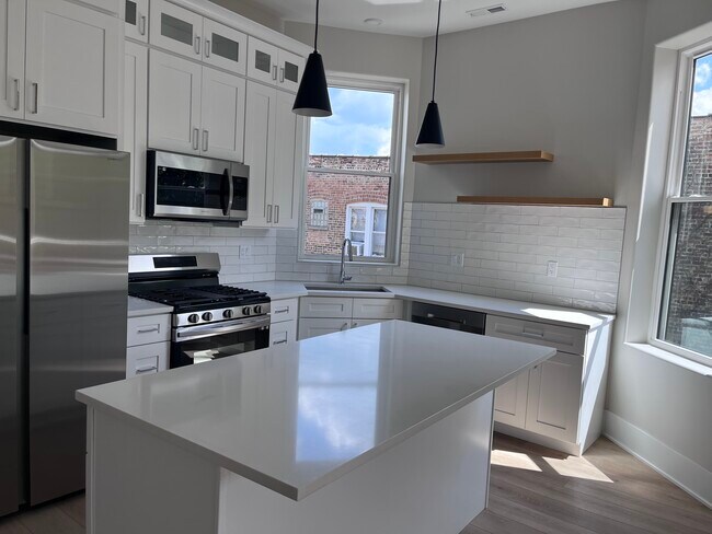 Building Photo - 1408 W Cuyler Ave