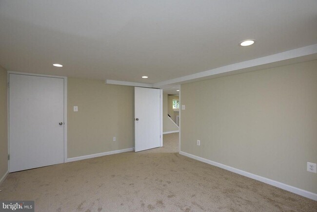 Building Photo - 611 Hilltop Rd
