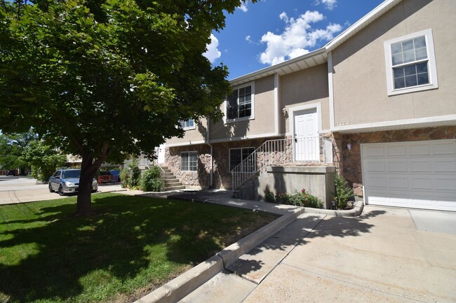Building Photo - Amazing 3 Bedroom 2.5 Bathroom in SLC!!!