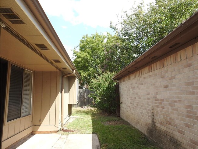 Building Photo - 7822 Royan Dr