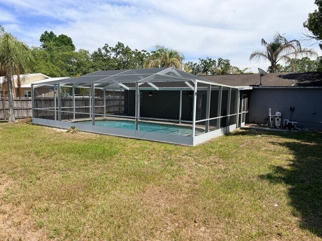 Building Photo - THREE BEDROOM POOL HOME!!!!