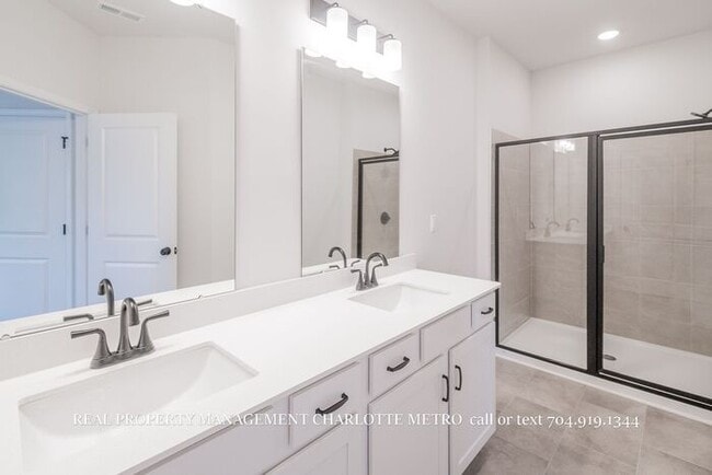 Building Photo - Modern Brand-New Built 3BR Townhome Near Uptown