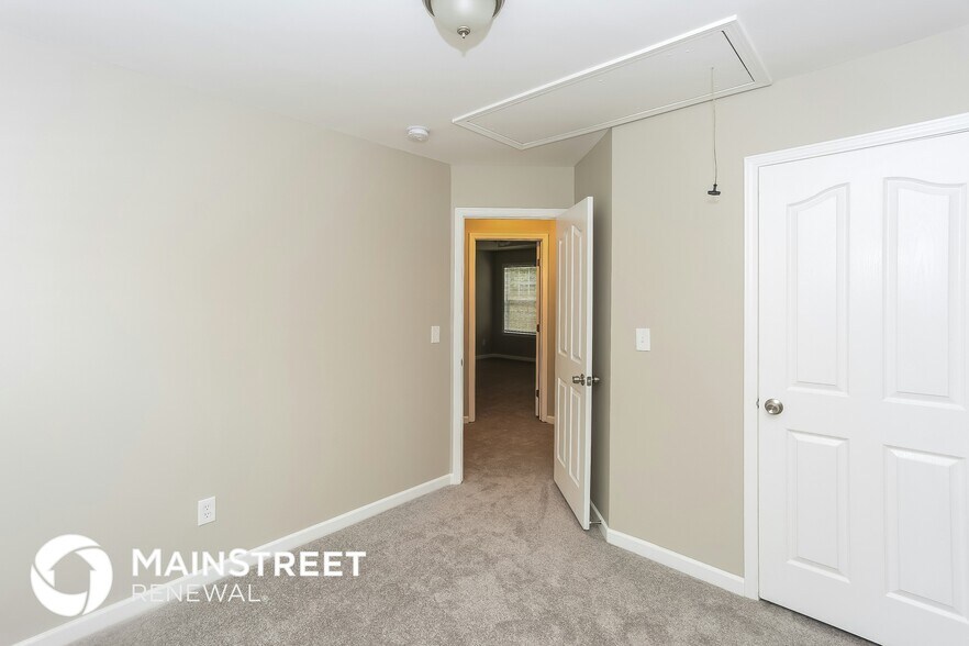 Building Photo - 8210 Chatham Oaks Dr