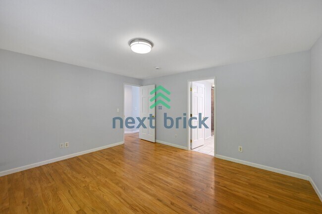 Building Photo - "Spacious 4-Bedroom Retreat with 2.5 Baths in Charming Sammamish Setting"